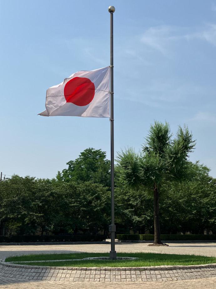日本驻华大使馆降半旗致哀：向胡友平女士的大义之举致敬-萌番资讯网