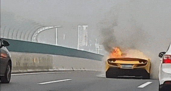 图片[1]-上海一法拉利路上着火烧毁！车主：代驾疑全程挂一档高转速行驶-萌番资讯网