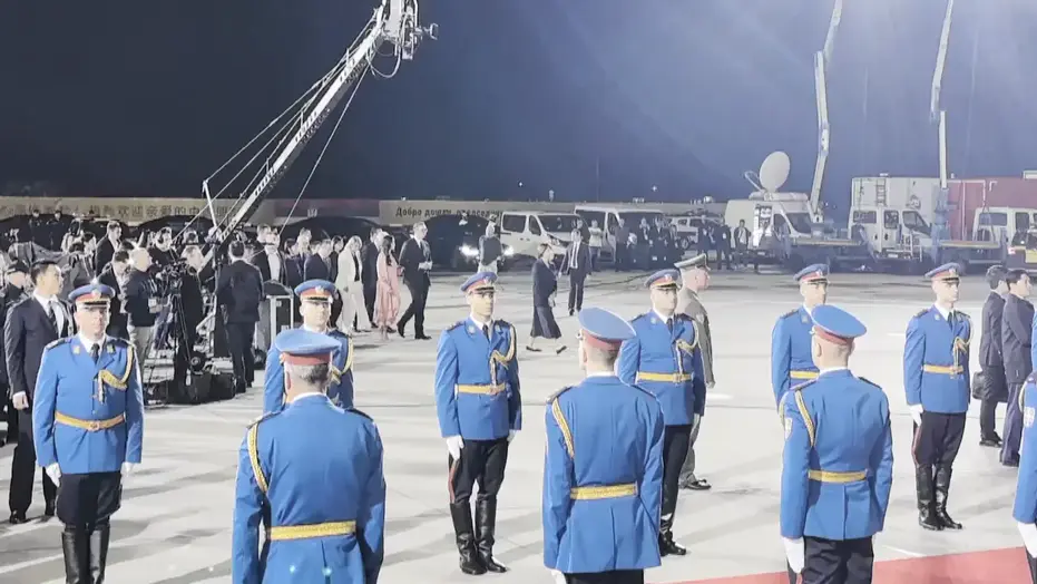 近距离 | 习近平主席抵达塞尔维亚 武契奇总统亲赴机场迎接-小师评