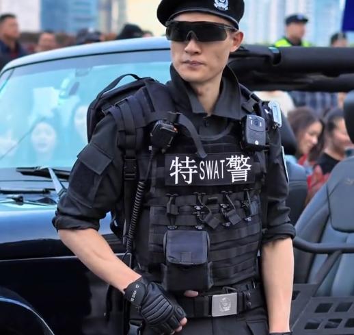 上海外滩特警回应因太帅走红：保证工作的情况下可和大家互动！-小师评