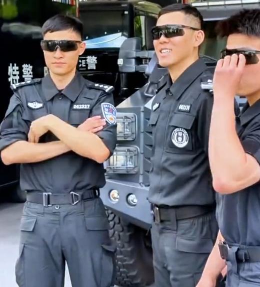 图片[4]-上海外滩特警回应因太帅走红：保证工作的情况下可和大家互动！-小师评