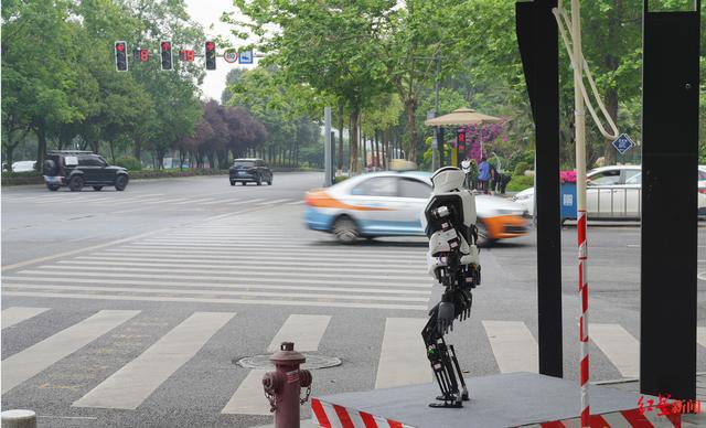 图片[2]-方言地道，笑梗多多！“绵阳造”人形机器人当起了文明交通“劝导员”-小师评