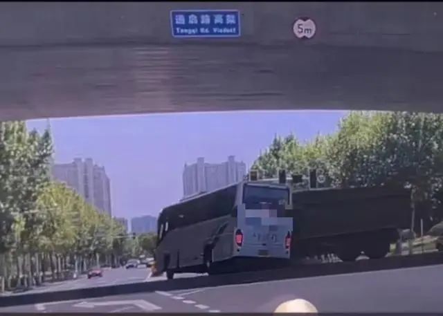 江苏南通市教育局回应“大巴车祸”：确有1名女孩去世-小师评