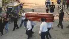 秘鲁小镇农民去世，四人扛棺材跳舞，村民鼓掌洒酒送行-小师评