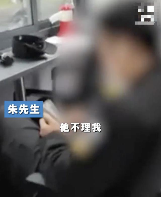 江苏省妇幼保健院保安玩手机，拒给羊水破裂产妇开门，产妇家属：准备投诉-小师评