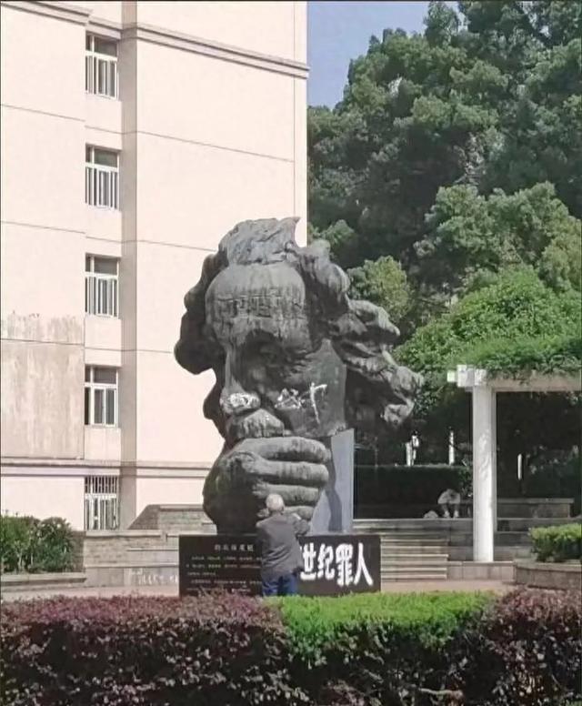 校内爱因斯坦雕塑遭涂鸦，华中科技大学回应-小师评