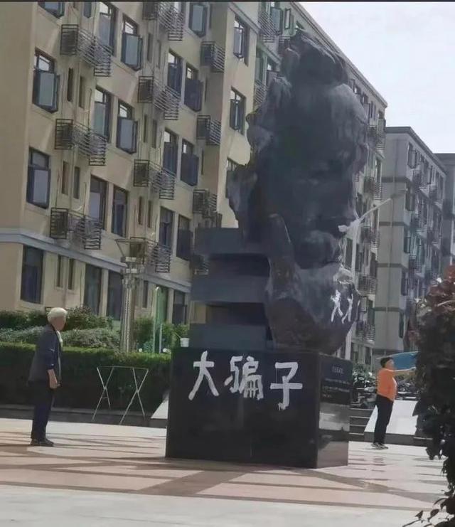 图片[2]-校内爱因斯坦雕塑遭涂鸦，华中科技大学回应-小师评