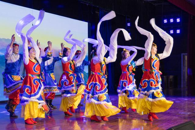 图片[2]-舞蹈学院院长亲授蒙古舞，传承文化魅力点燃学生热情-小师评
