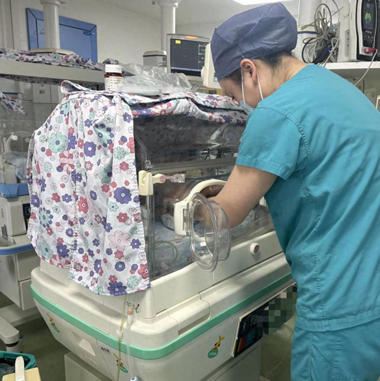 胎龄仅 26 周体重 870 克早产儿，在陆军军医大学西南医院成功获救-萌番资讯网