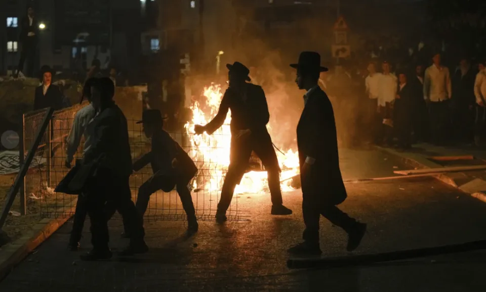 数千名极端正统派犹太男子在耶路撒冷举行抗议活动-萌番资讯网